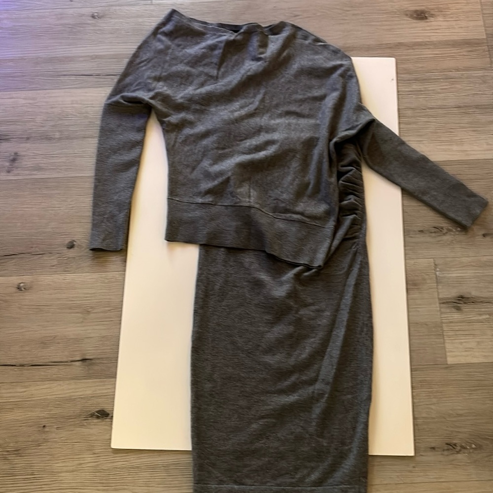 Very nice knit set. 
Long skirt and long sleeves sweater. 
Gray color
Both S